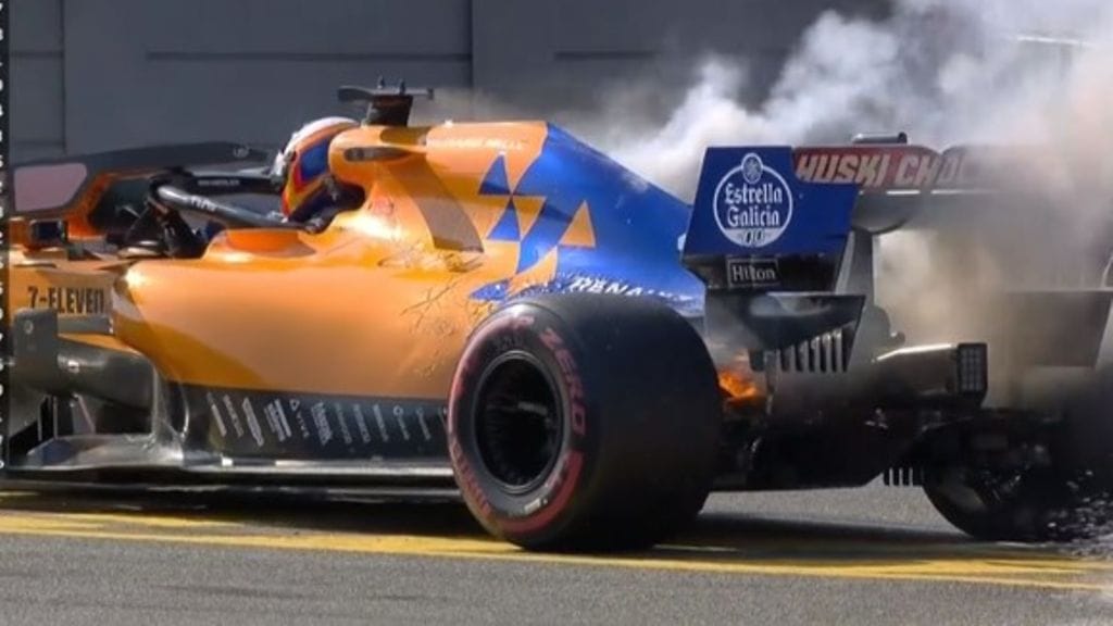 Carlos Sainzin McLaren alkoi palaa varikon läheisyydessä vain yhdeksän kierroksen jälkeen.