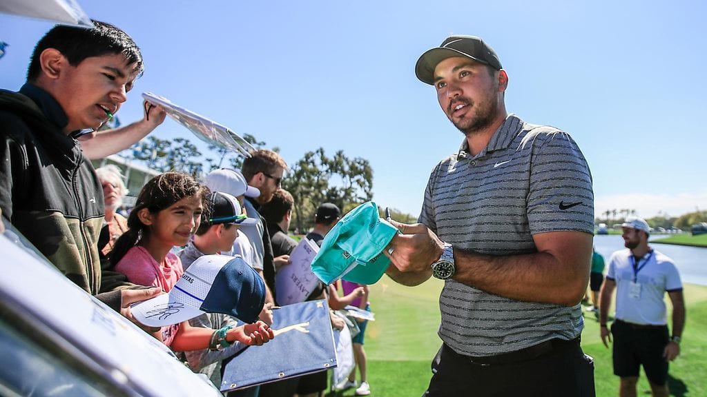 Jason Day jakoi kannattajille nimikirjoituksia Players Championshipin harjoituksien yhteydessä.
