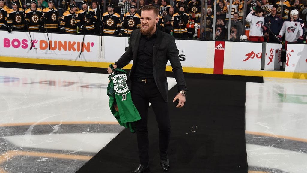 Conor McGregoria ei haitannut ollenkaan huomion keskipisteessä paistattelu Boston Bruinsin ottelussa.