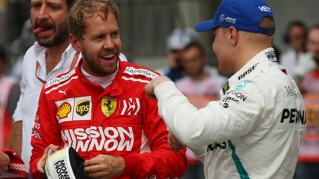 Sebastian Vettel (vasemmalla) iloitsi Valtteri Bottaksen (oikealla) puolesta Australian Melbournen kisan jälkeen.