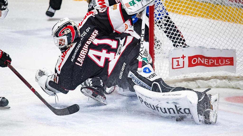 Eetu Laurikainen piti joukkuettaan pystyssä toisessa erässä Lukkoa vastaan.