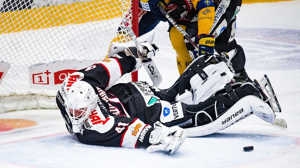 JYPin maalivahti Eetu Laurikainen joutui ajoittain tekemään yllättäviäkin torjuntoja.