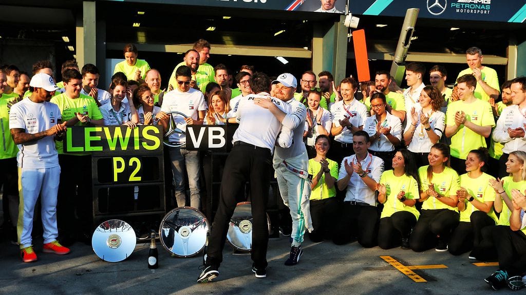 Mercedes juhli kaksoisvoittoa Australian Melbournen kisan jälkeen. Valtteri Bottas (halauksessa) oli ykkönen, Lewis Hamilton (vasemalla) kakkonen.