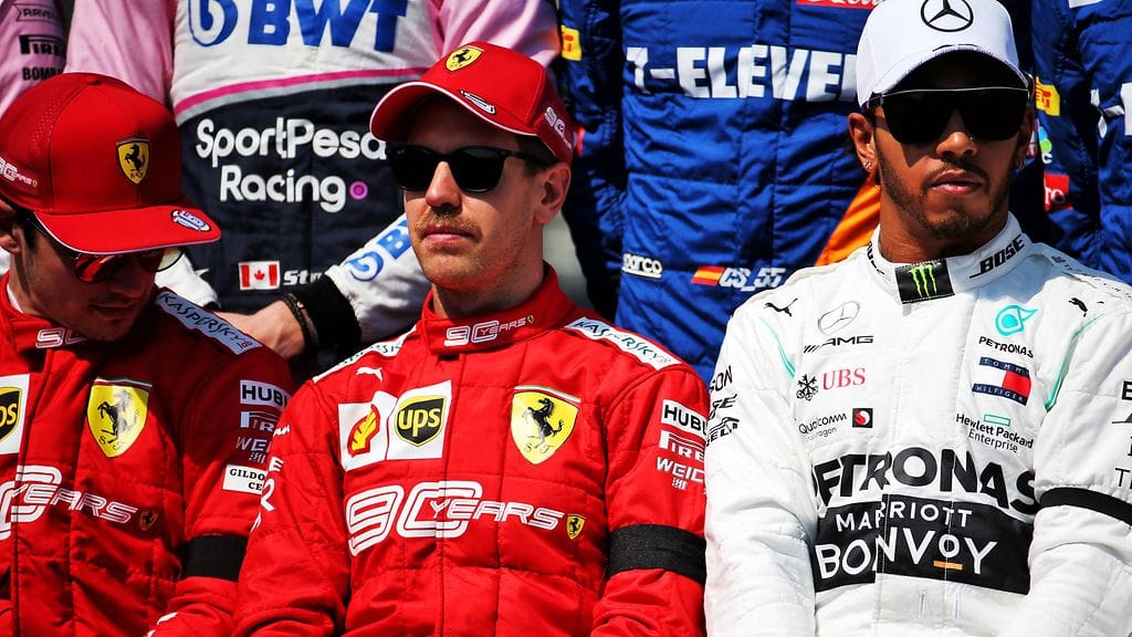 Sebastian Vettel (keskellä) hämmästeli Lewis Hamiltonin (oikealla) toimintaa Australian Melbournen kisassa.