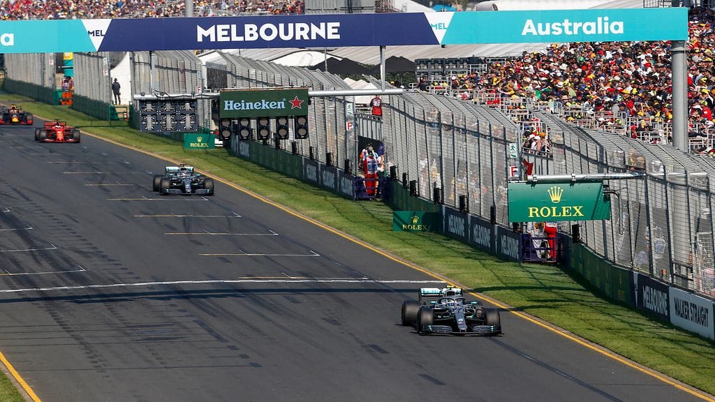 Valtteri Bottas paineli maisemaan jo Australian Melbournen kisan alkuvaiheilla.