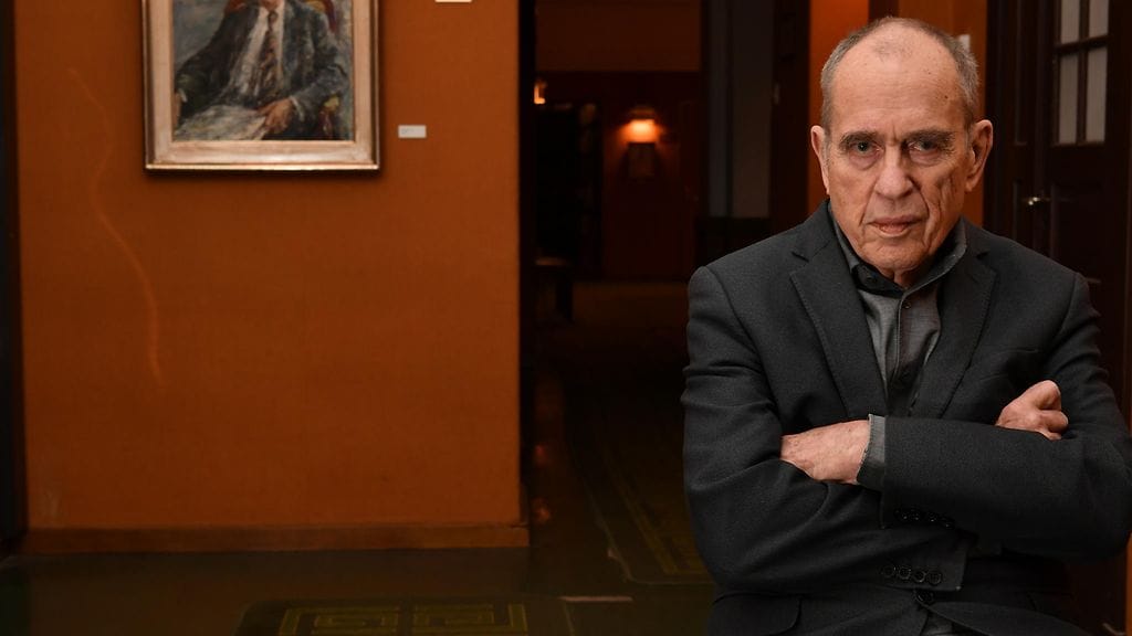 Jörn Donner kuvattuna Vesi on verta sakeampaa -kirjan julkaisutilaisuudessa vuosi sitten.