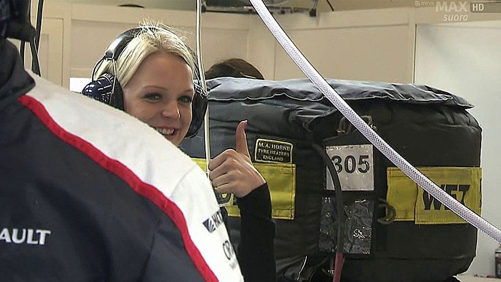 Emilia Pikkarainen seurasi varikolla Valtteri-rakkaansa toimia.