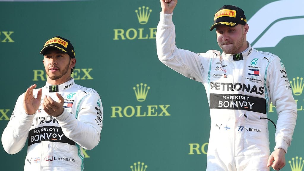 Valtteri Bottas (oikealla) ja tuleva muotisuunnittelija Lewis Hamilton (vasemmalla).