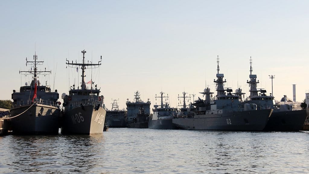 Sota-aluksia Merivoimat 100 vuotta laivastotapahtumassa Turussa.