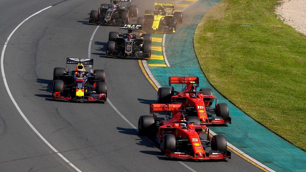 Ferrarin Sebastian Vettel (etualalla ensimmäisenä) ja Charles Leclerc (Vettelin takana) jäivät palkintopallin ulkopuolelle Australian GP:ssä.