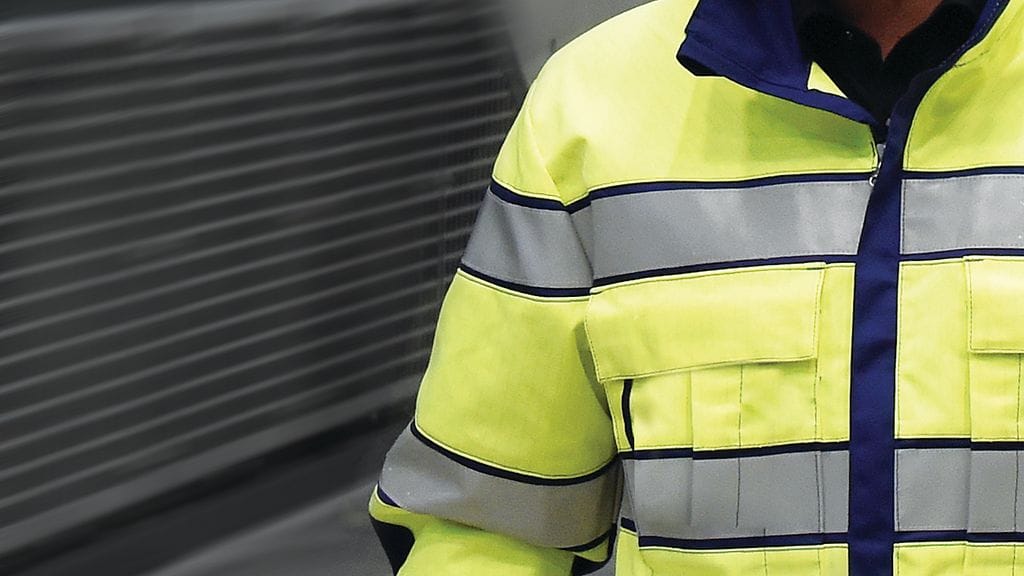 Miehet olivat naamioituneet huoltomiehiksi helpottaakseen sisäänpääsyä. Kuvituskuva.