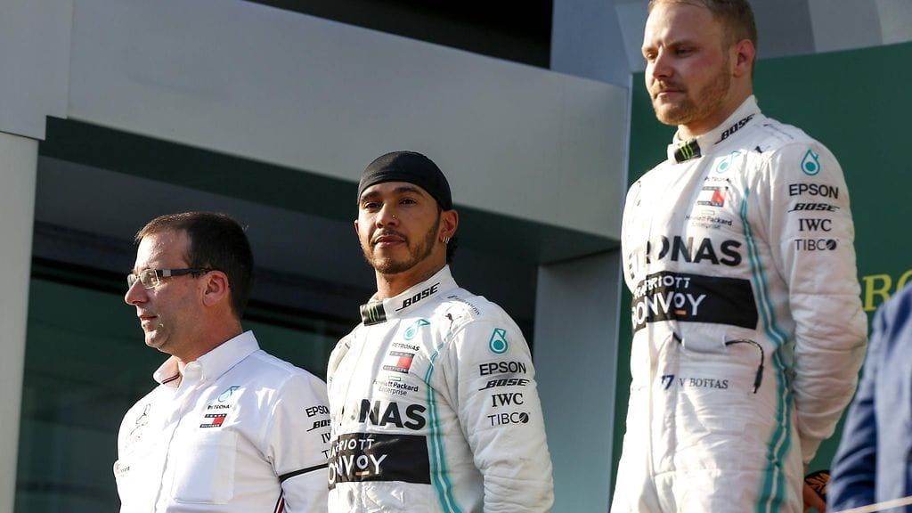 Lewis Hamilton (keskellä) jäi Valtteri Bottaksen jyräämäksi Australian GP:ssä.