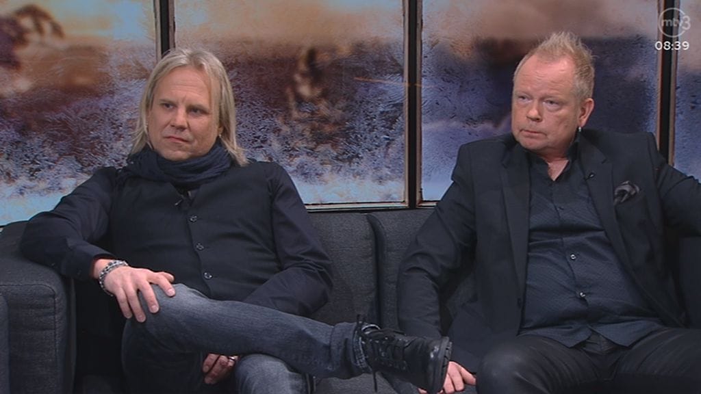 Yö-yhtyeen Ari Toikka ja Jari Latomaa kertoivat Olli Lindholmin hautajaisista.