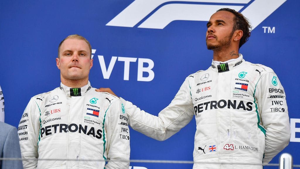 Valtteri Bottas (vasemmalla) joutui tekemään tietä Lewis Hamiltonille (oikealla) viime kauden Venäjän GP:ssä.