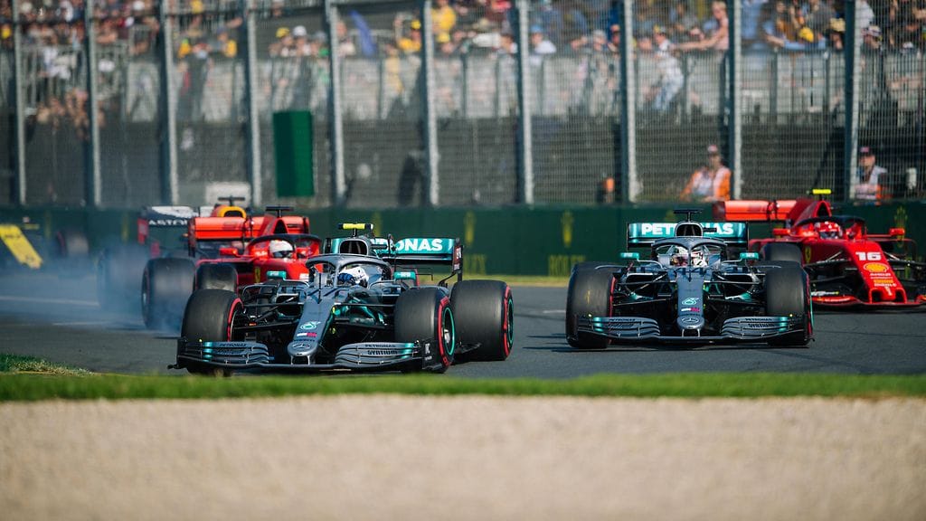 Mercedeksen Valtteri Bottas ja Lewis Hamilton jättivät Ferrarit taakseen Australian GP:ssä.