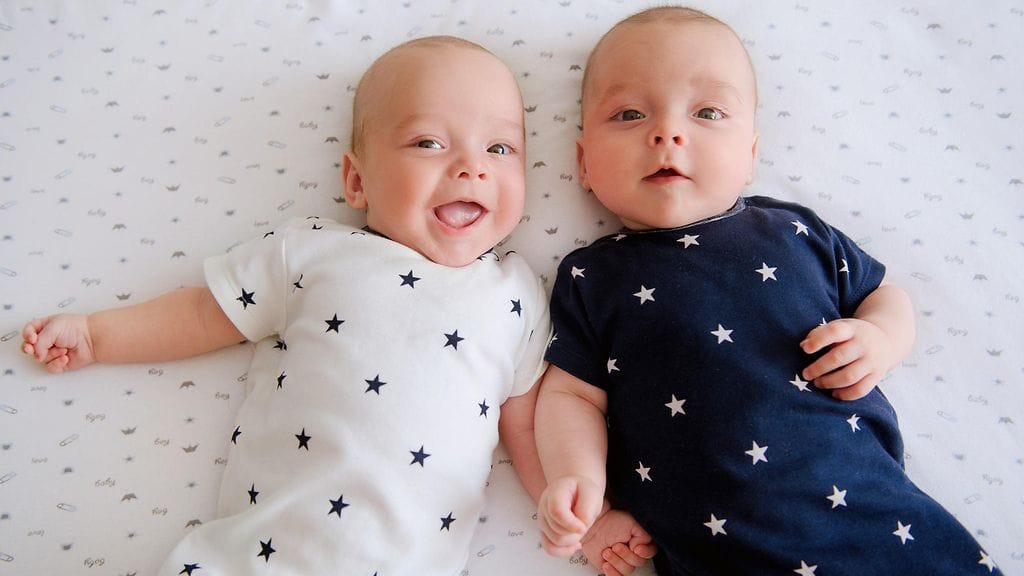 Poikalapsen kaksoissisko altistuu kohdussa testosteronille. Kuvituskuva.