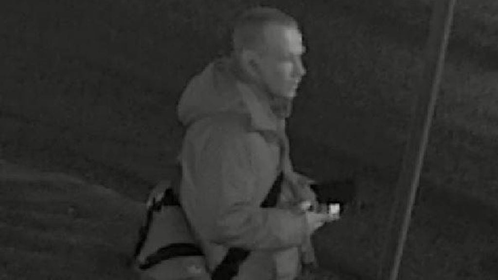 Poliisi julkaisi tapon yrityksestä epäillystä miehestä valvontakamerakuvan tämän tunnistamiseksi.