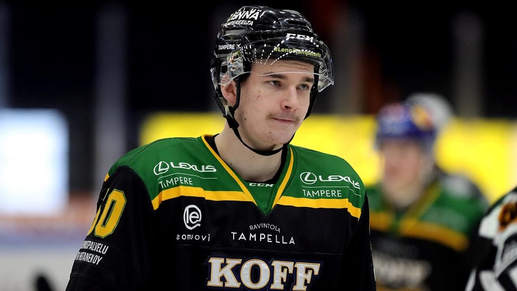 Samuli Vainionpäälle tuomittiin ottelun ensimmäinen jäähy.