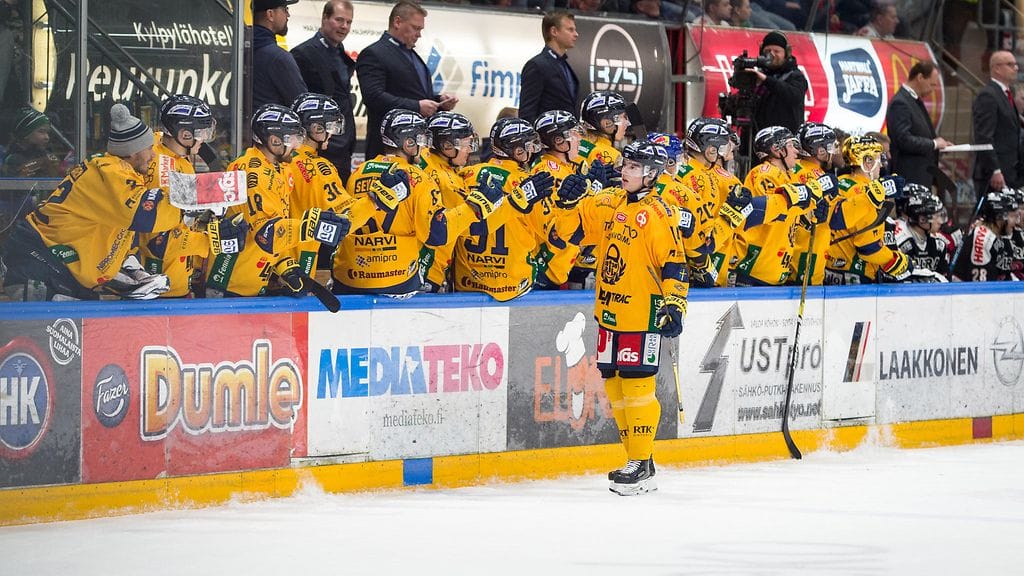 Lukko johtaa kolmella maalilla JYPiä vastaan.