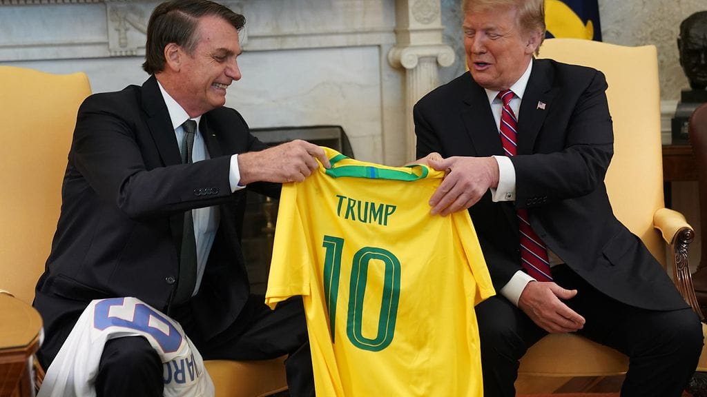 Arkistokuva Valkoisesta talosta vuodelta 2019, jolloin Bolsonaro antoi Trumpille Brasilian pelipaidan.