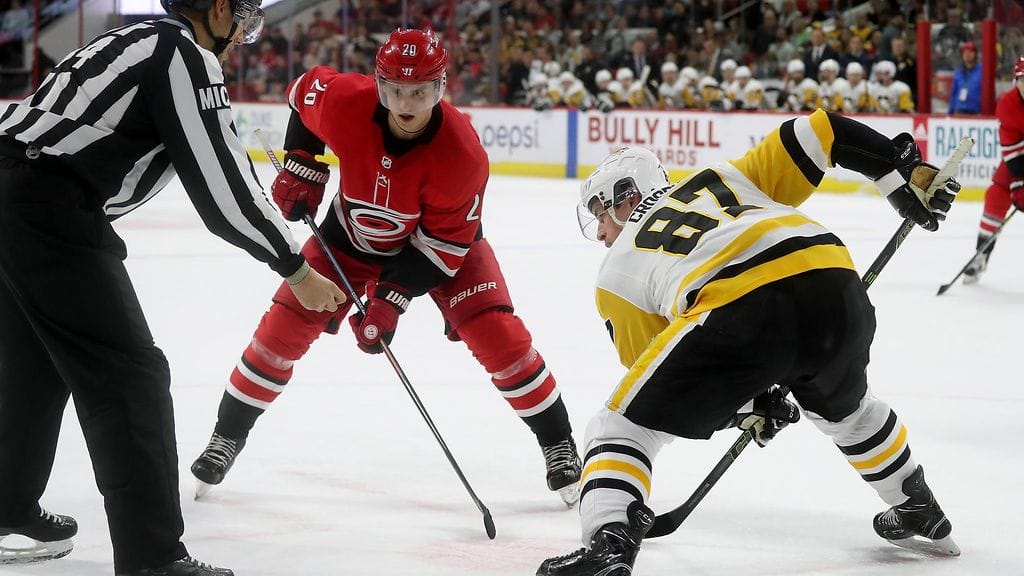 Sebastian Aho oli niskan päällä NHL-yön aloituksissa supertähti Sidney Crosbya vastaan.