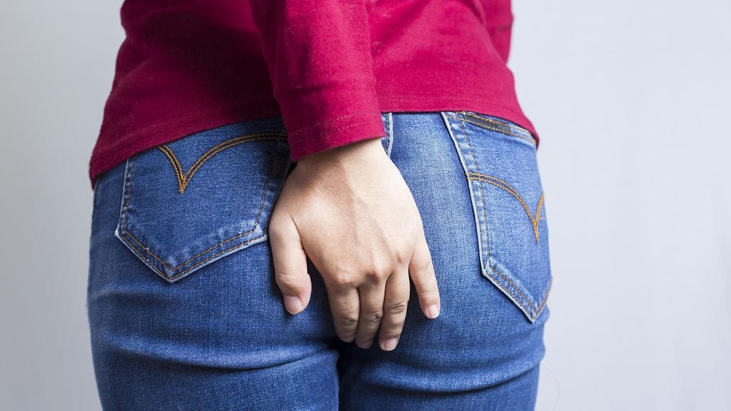 Piereskely työpaikalla voidaan kokea asiattomaksi käytökseksi. Kuvituskuva.