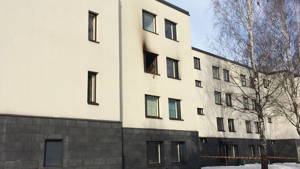 Palohuoneistosta pääsi poistumaan tulen sytyttyä kaksi kouluikäistä lasta. Palokunta pelasti yläpuolella sijaitsevan asunnon parvekkeelta viisi henkilöä, jotka hengittivät savua.