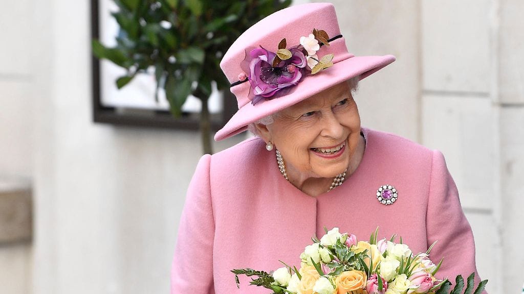 Kuningatar Elisabet edusti hyväntuulisena Lontoossa sijaitsevassa yliopistossa.