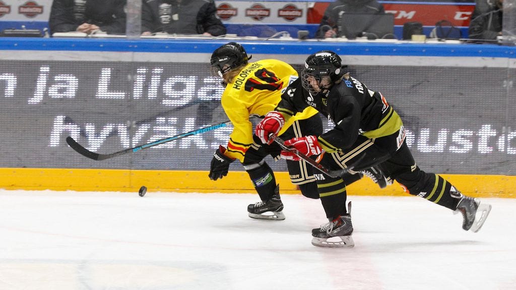 Naisten liigafinaali siirtyy A-nuorten puolivälieräottelun tieltä.