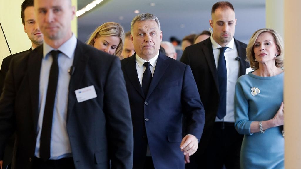Unkarin pääministeri Viktor Orban (kuvan keskellä) saapui EPP:n kokoukseen Brysselissä 20. maaliskuuta 2019.