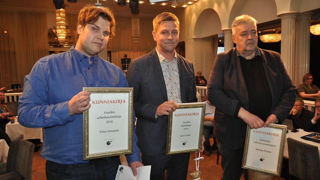 Vuoden urheilutoimittaja 2018 Timo Innanen (vas.), vuoden tiedottaja 2018 Jussi Ojala ja elämäntyö urheilutoimittajana -tunnustuksen saanut Hannu Patana.