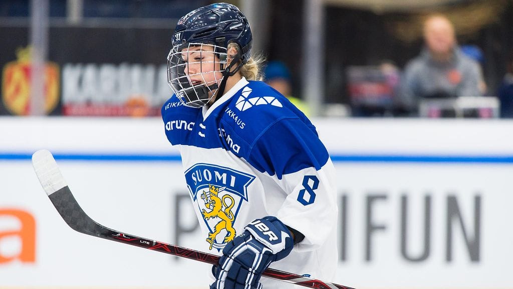 Ronja Savolainen pyörtyi Ruotsin jääkiekkofinaaleissa. Kuva Suomen maajoukkueesta viime joulukuulta.