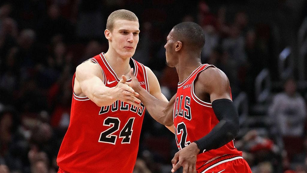 Lauri Markkanen ja Kris Dunn tsemppasivat toisiaan Chicago Bullsin voitossa Washington Wizardsia vastaan.