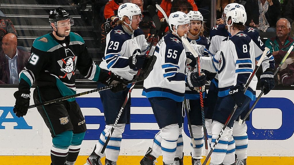 Patrik Laine oli jäällä Mark Scheifelen iskettyä Winnipeg Jetsin avausmaalin Anaheim Ducksin vieraana.