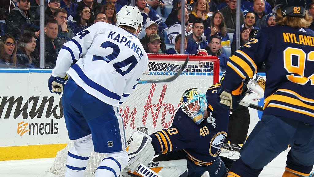 Kasperi Kapanen ei osunut yrityksestä huolimatta maalivahti Carter Huttonin selän taakse.