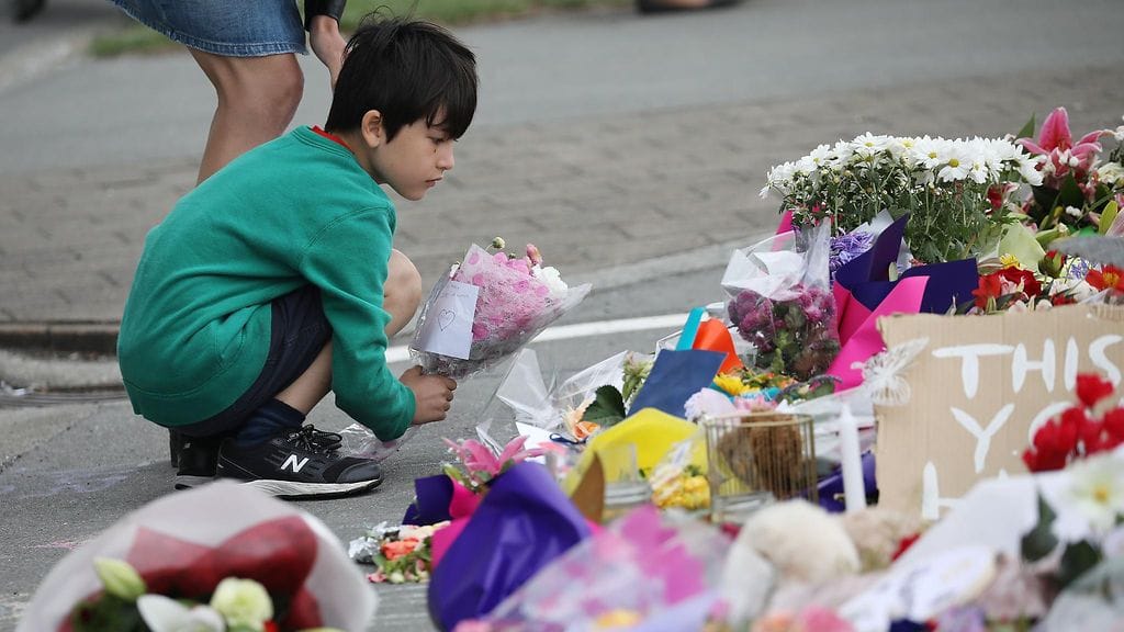 Christchurchin iskun uhreja on muistettu myös kohteeksi joutuneen Linwood moskeijan ulkopuolella.