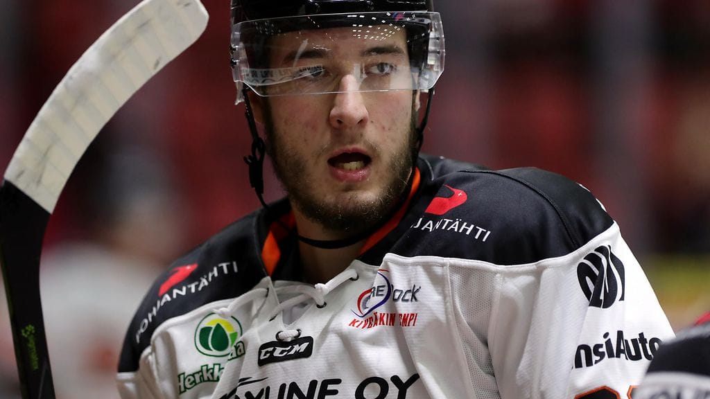 Miro Karjalainen taklasi kovaa Kaapo Kakkoa Turussa.