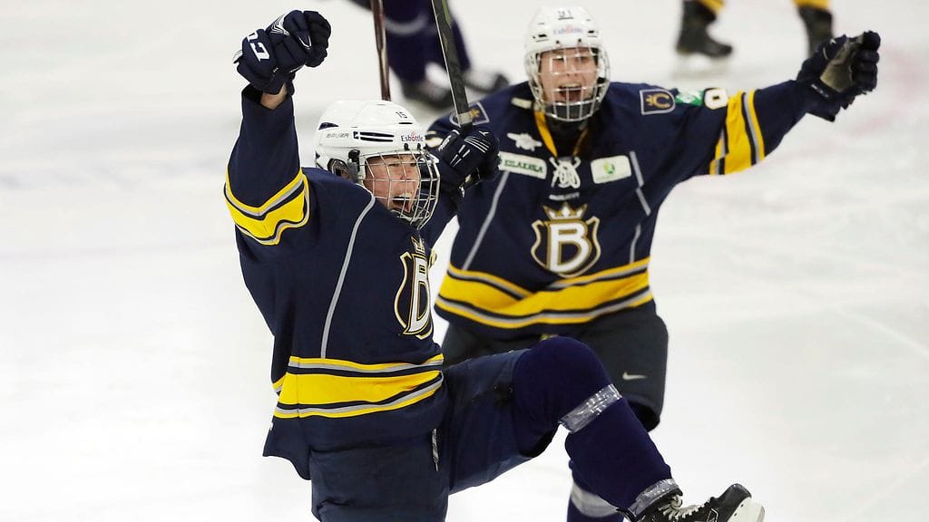 Bluesin Minttu Tuominen juhlimassa 2-0 maaliaan. Takana tuulettaa Emmi Rakkolainen.