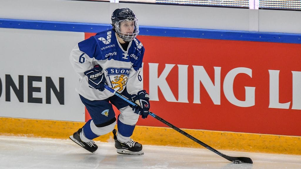 Jenni Hiirikoski oli voittamassa Ruotsin mestaruutta. Kuva joulukuulta Suomen maajoukkueesta.