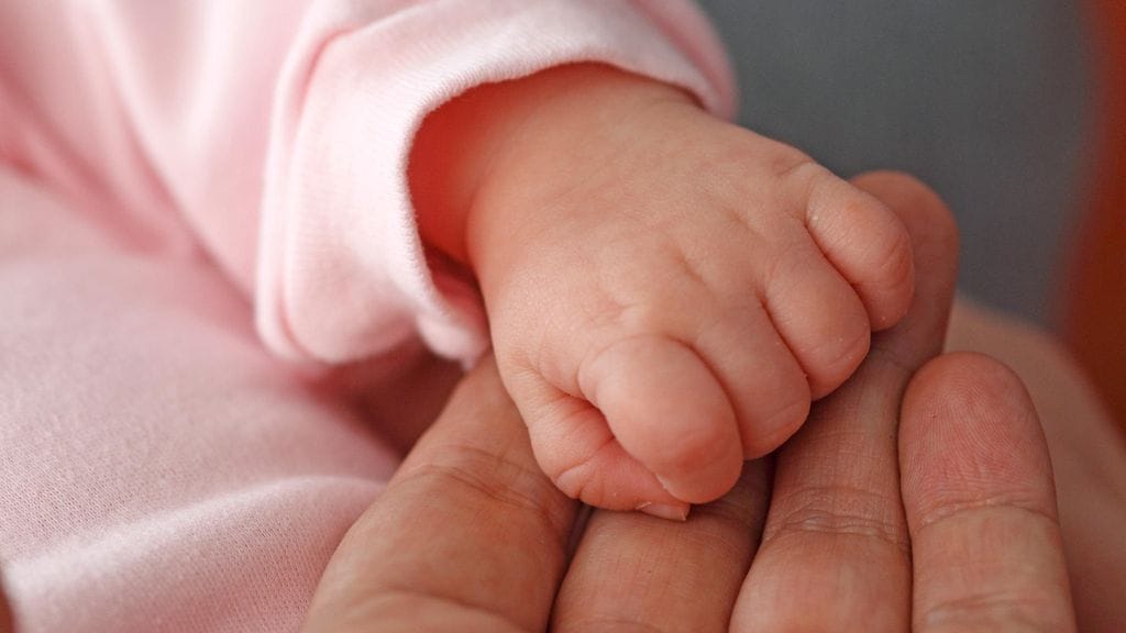 Lapsella RSV-taudin oireita ovat limaisuus ja kuume, mutta pienillä imeväisillä ainoana oireena voivat olla hengityskatkot.