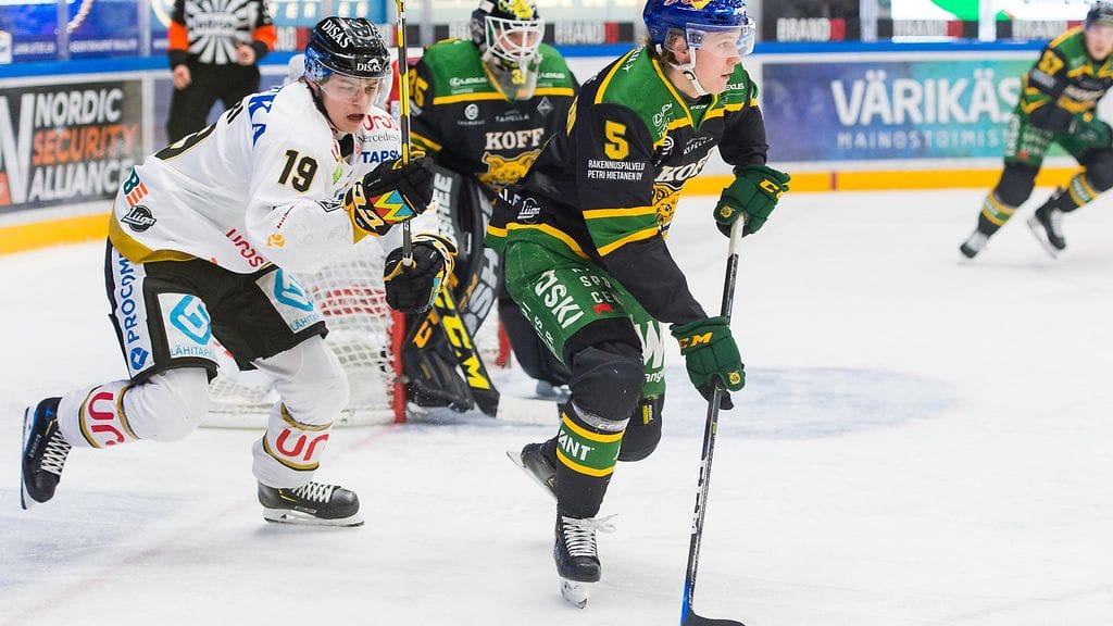 Oskari Laaksonen (numero 5) palaa Ilveksen kokoonpanoon.