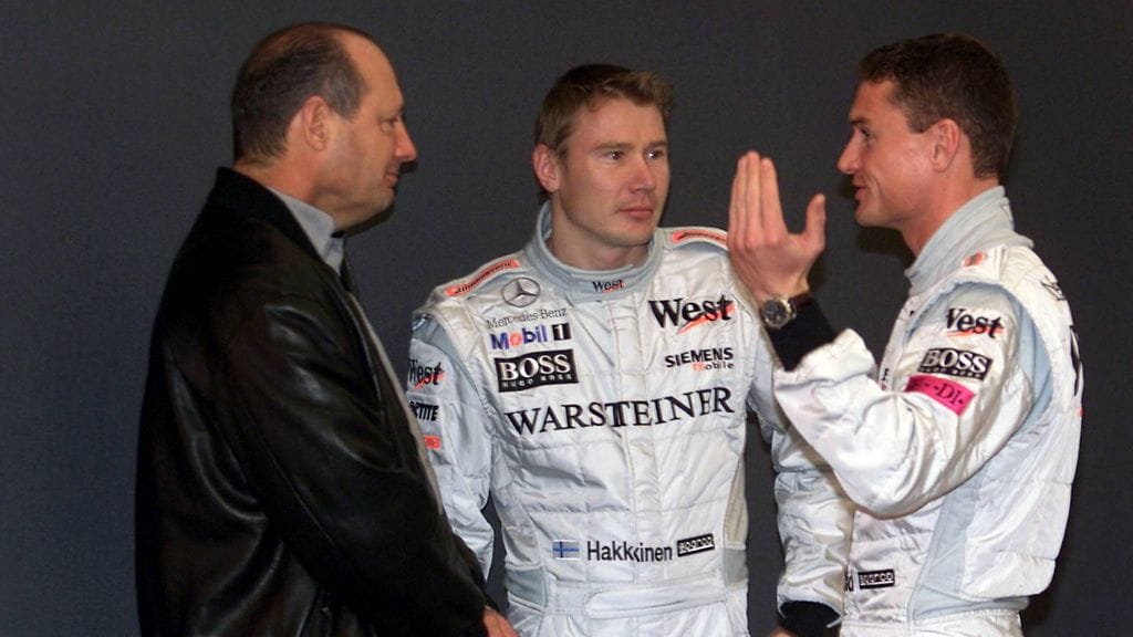 Tallipäällikkö Ron Dennis teki selvän valinnan McLarenilla: hän tunsi Mika Häkkiseen syvempää yhteyttä, joten suosi tätä monissa ratkaisuissa David Coulthardin sijaan.