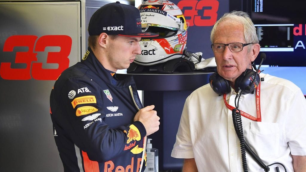 Helmut Marko (oikealla) uhoaa Red Bullin menestymismahdollisuuksista.