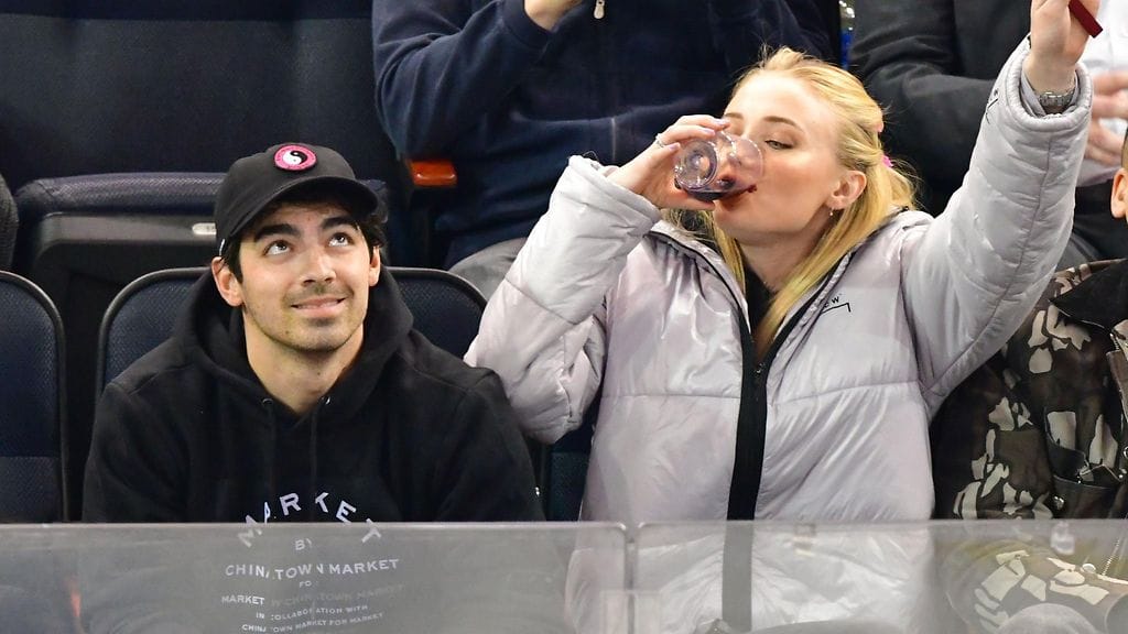 Joe Jonas ja Sophie Turner olivat New York Rangers -jääkiekkojoukkueen ottelussa.