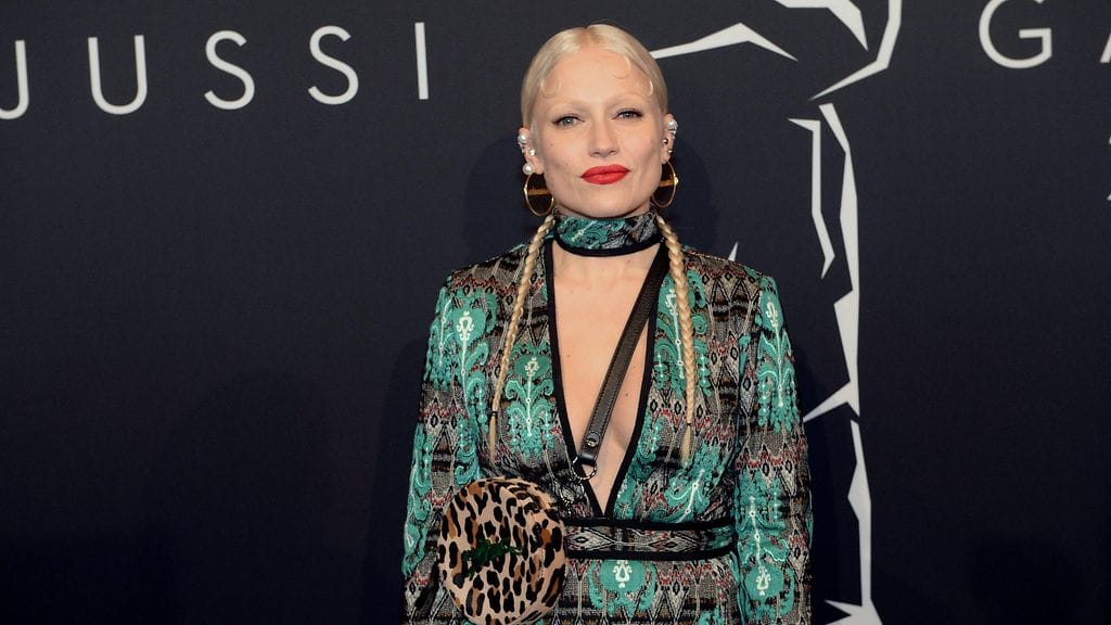 Chisu edusti tyylikkäänä Jussi-gaalassa.