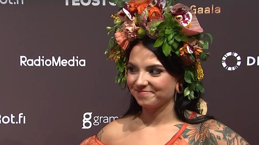 Veronica Verho juhli festareilla näyttävässä kukkamekossa.