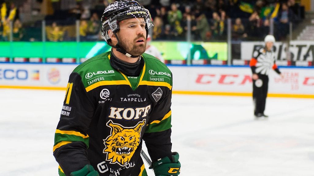 Mike Halmo vei Ilveksen 1-0-johtoon puolivälieräavausottelussa Kärppiä vastaan.