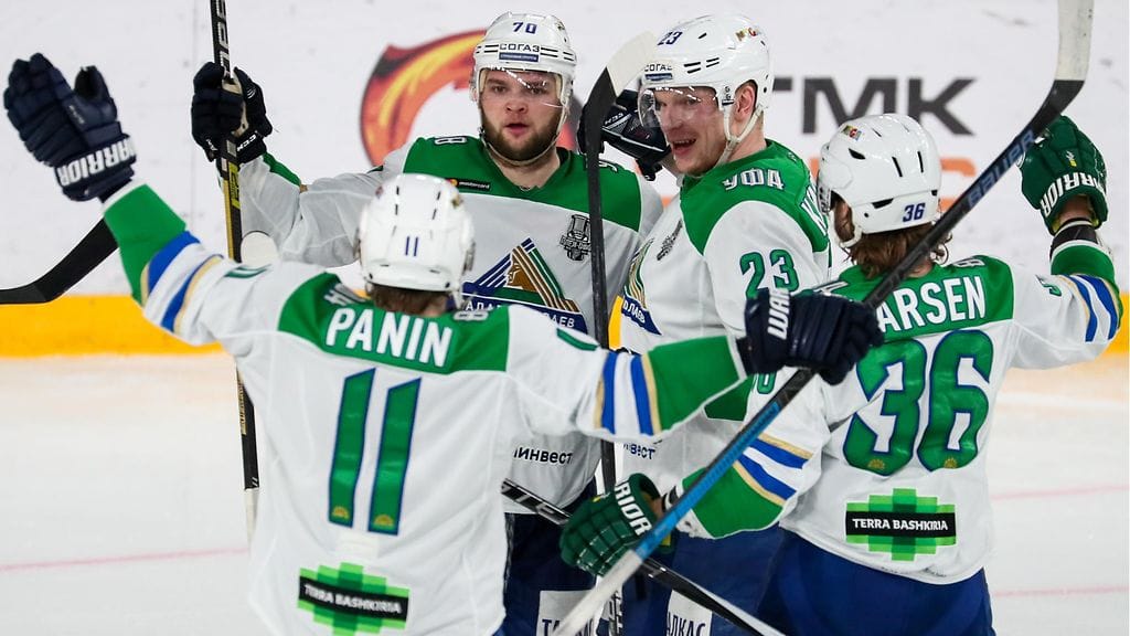 Teemu Hartikainen (takana vasemmalla) ja Joonas Kemppainen olivat jälleen esillä, nyt Salavat Julajev Ufan lohkofinaalipaikan varmistaneessa ottelussa Avtomobilist Jekaterinburgia vastaan.