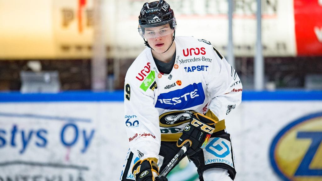 Kärppien NHL-lupaus Rasmus Kuparia lyötiin kahden käden kirvesiskulla puolivälieräottelussa Ilvestä vastaan.