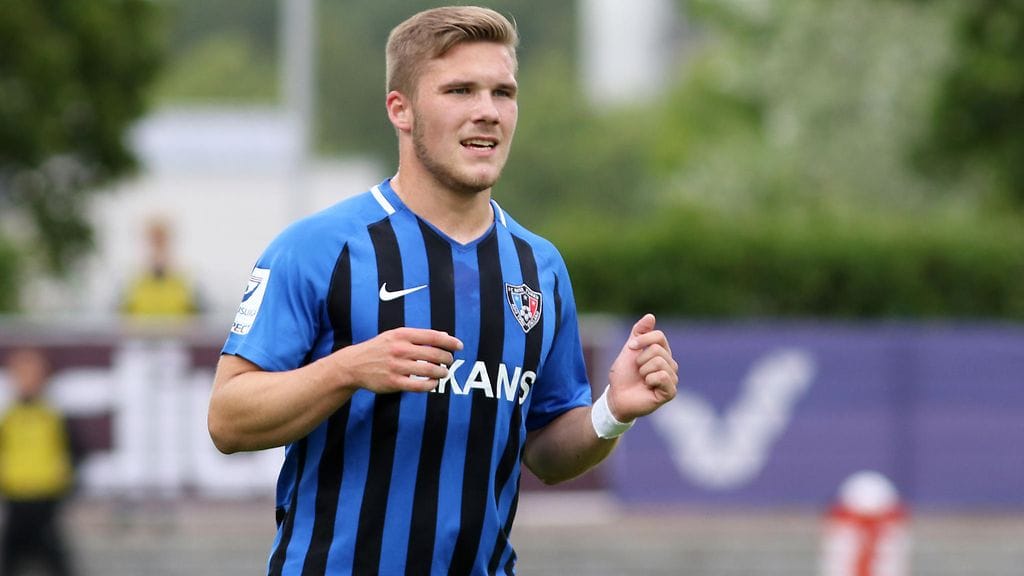 Benjamin Källman takoi hattutempun Norjan verkkoon. Kuva viime kaudelta Veikkausliigasta Interin paidasta.